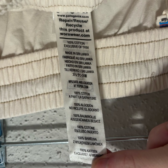 LIKE NEW Men’s Patagonia funhoggers pants medium cream color - Picture 6 of 12